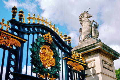 Ozdobna brama z figurą jednorożca przy Pałacu Buckingham.