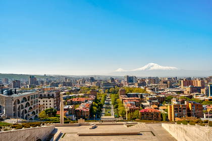 Panorama Erywania z widokiem na górę Ararat.