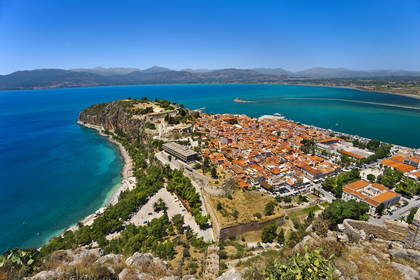 Panorama miasta Nafplio w Grecji z lotu ptaka.