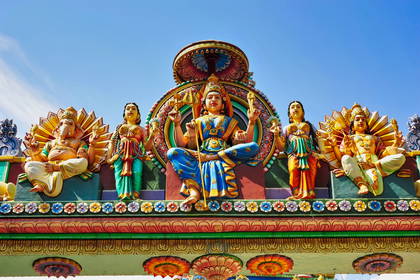 Kolorowe rzeźby bogów na fasadzie świątyni Sri Veeramakaliamman w Singapurze.