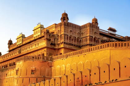 Fasada fortu Junagarh w Bikaner, Indie.