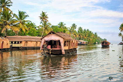 Pływające domy na wodach Kerala Backwaters w Indiach.