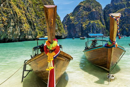 Dwie łodzie longtail na plaży Maya Bay, Tajlandia.