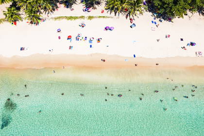 Plaża z turkusową wodą widziana z góry.