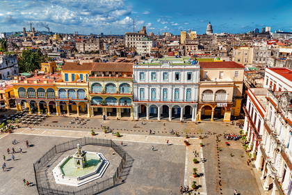 Panorama Plaza Vieja w Hawanie, Kuba.
