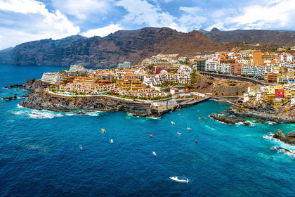 Los Gigantes na Teneryfie z lotu ptaka.