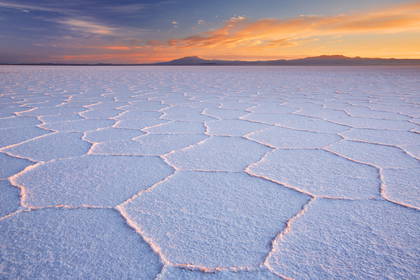 Salar de Uyuni w Boliwii o zachodzie słońca.