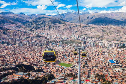 Widok na La Paz w Boliwii z okien kolejki linowej Mi Teleférico.