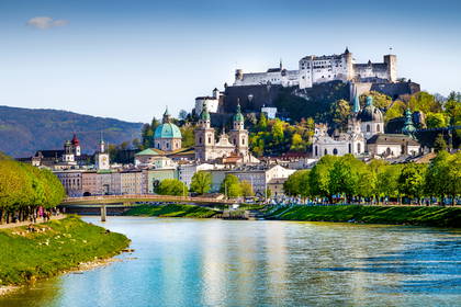 Widok na Salzburg z rzeką Salzach i twierdzą Hohensalzburg w tle.