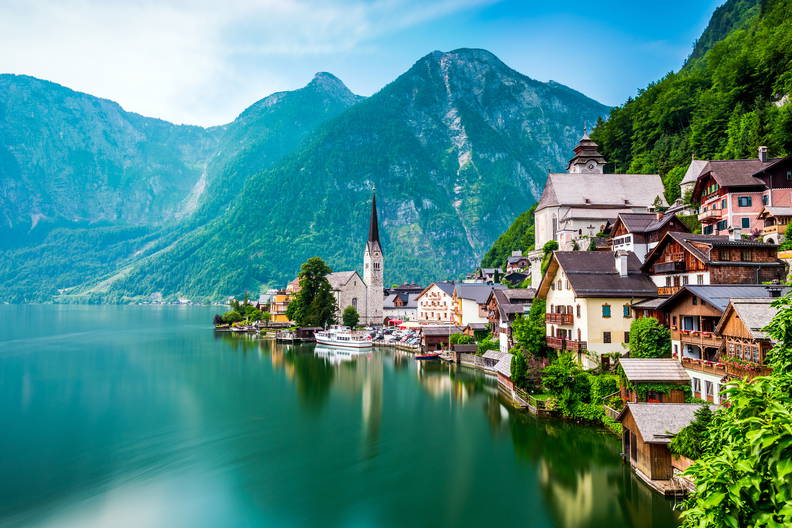 Hallstatt w Austrii: widok na jezioro i góry.