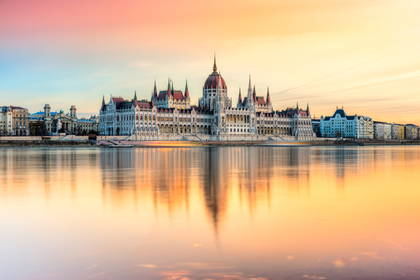 Budapeszt, Parlament Węgierski odbity w tafli wody.