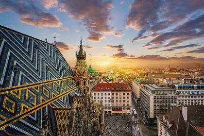 Panorama Wiednia z Katedrą św. Szczepana w promieniach zachodzącego słońca.
