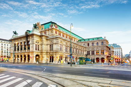 Wiedeńska Opera Narodowa w słońcu.