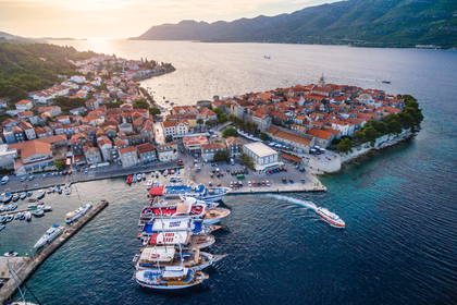 Widok z lotu ptaka na chorwackie miasto Korčula.