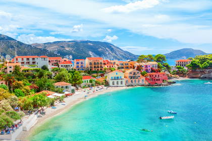 Panorama miejscowości Assos na greckiej wyspie Kefalonia.