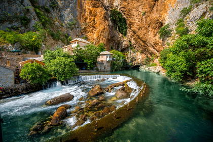 Klasztor derwiszów w Blagaj u podnóża klifu, nad turkusową rzeką Buna, która wypływa z jaskini.