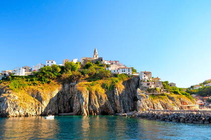 Vrbnik, chorwackie miasto położone na klifie nad morzem.
