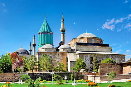 Mauzoleum Mevlany w Konyi z zielonym dachem i minaretami.