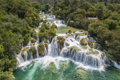 Wodospady Skradinski Buk w Parku Narodowym Krka w Chorwacji z lotu ptaka.
