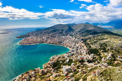 Panorama albańskiego miasta Saranda nad Morzem Jońskim.