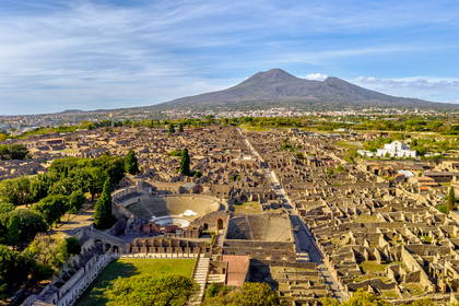 Panorama ruin Pompejów z Wezuwiuszem w tle.