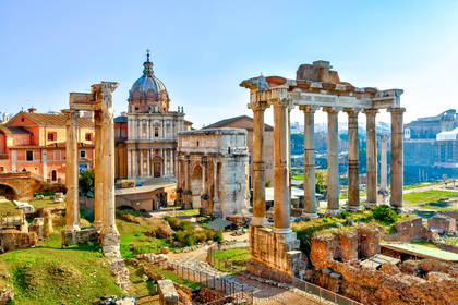 Forum Romanum w Rzymie w słoneczny dzień.