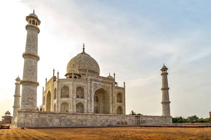 Tadż Mahal z minaretami w tle.