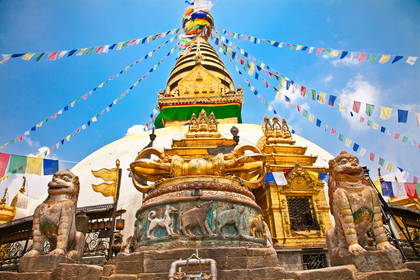 Świątynia Swayambhunath w Katmandu, Nepal, ozdobiona flagami modlitewnymi.