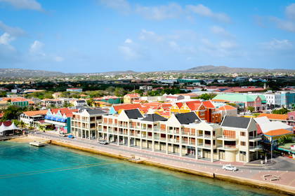 Panorama Oranjestad na Arubie i turkusowa woda w tle.