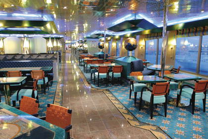 Elegancka restauracja na statku wycieczkowym.