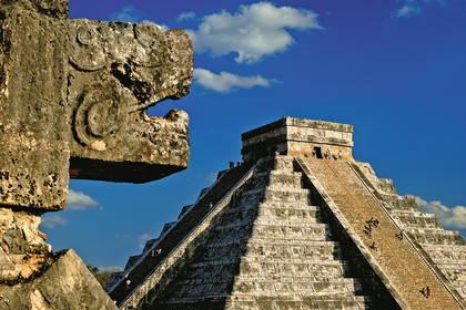 Piramida Kukulkana w Chichen Itza ozdobiona głową węża.