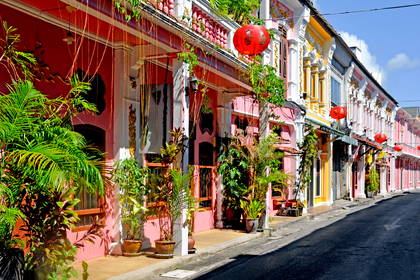 Ulica w Phuket Town z kolorowymi budynkami w stylu chińsko-portugalskim.
