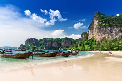 Plaża Railay w Tajlandii z łodziami i klifami.