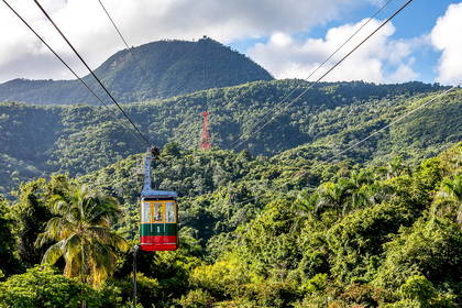 Kolejka linowa Teleférico w Puerto Plata na tle góry Isabel de Torres.