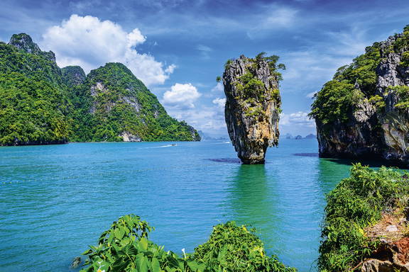 Relaksujący widok na plażę i palmy na Phuket.