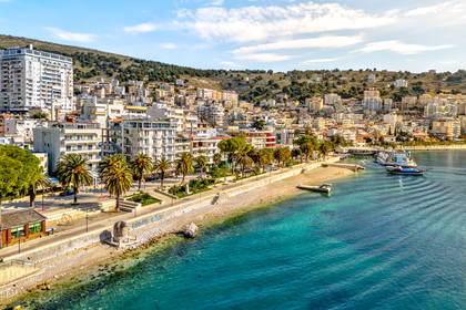 Saranda w Albanii i jej turkusowe wody.