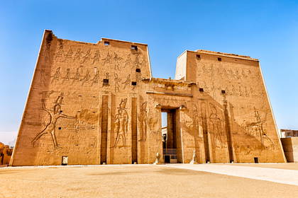 Fasada świątyni Horusa w Edfu pokryta hieroglifami.