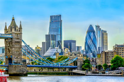 Panorama Londynu z Tower Bridge i nowoczesnymi budynkami.