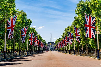 Aleja z flagami Zjednoczonego Królestwa prowadząca do pomnika Królowej Wiktorii i Pałacu Buckingham.