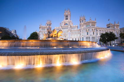 Fontanna Cibeles i Palacio de Cibeles w Madrycie nocą.