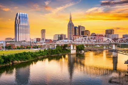Panorama Nashville w Tennessee o zachodzie słońca.