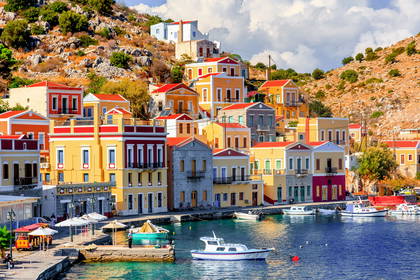 Kolorowe budynki w porcie na greckiej wyspie Symi.
