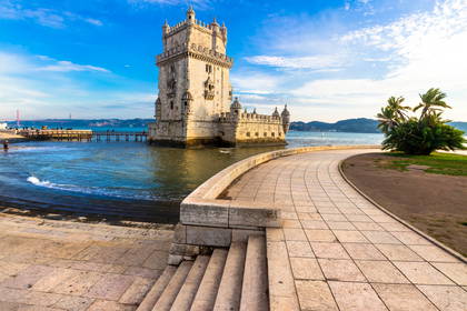 Wieża Belém w Lizbonie, Portugalia. Kamienna budowla na rzece.