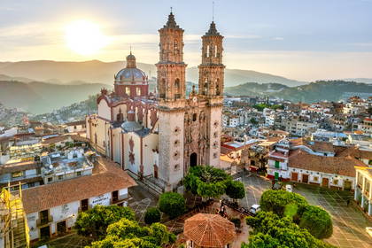 Kościół św. Pryscylli i św. Sebastiana w Taxco w Meksyku sfotografowany z lotu ptaka.