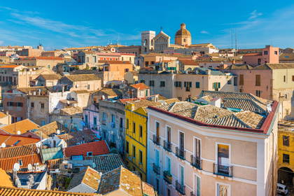 Panorama Cagliari: Dachy i budynki miasta.