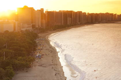 Plaża w Brazylii z budynkami w tle.