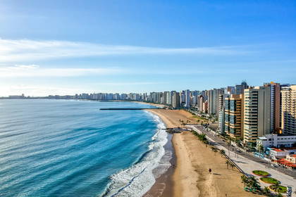 Widok z lotu ptaka na plażę Praia de Iracema w Fortaleza, Brazylia.