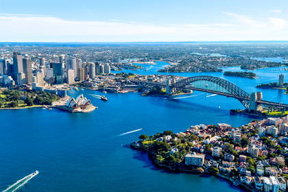 Panorama Sydney z Operą i Harbour Bridge w tle.