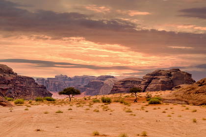 Krajobraz Wadi Rum o zachodzie.