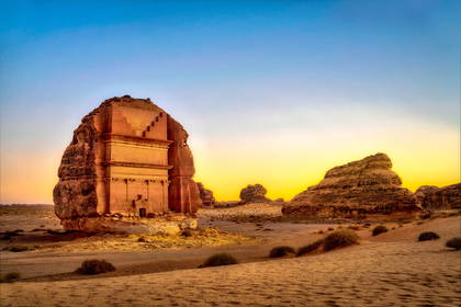 Kamienny grobowiec na pustyni Madain Saleh w Arabii Saudyjskiej.